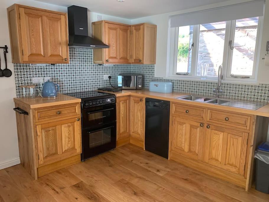 Cottage With Outstanding Views Velindre  Экстерьер фото